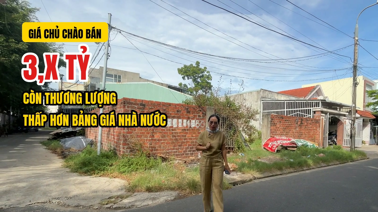 Nguyễn Thanh đứng trước lô đất góc đường Nguyễn Công Trứ, đồ hoạ trên hình ghi giá chủ chào bán 3,X tỷ còn thương lượng