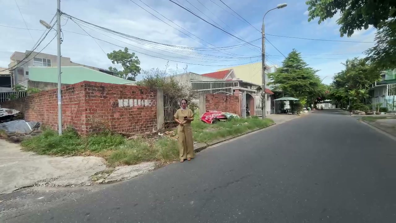 Lô đất góc hai mặt đường ở Tân Thạnh, Tam Kỳ, tường gạch cũ chạy dọc cả hai mặt, đường nhựa rộng phía trước