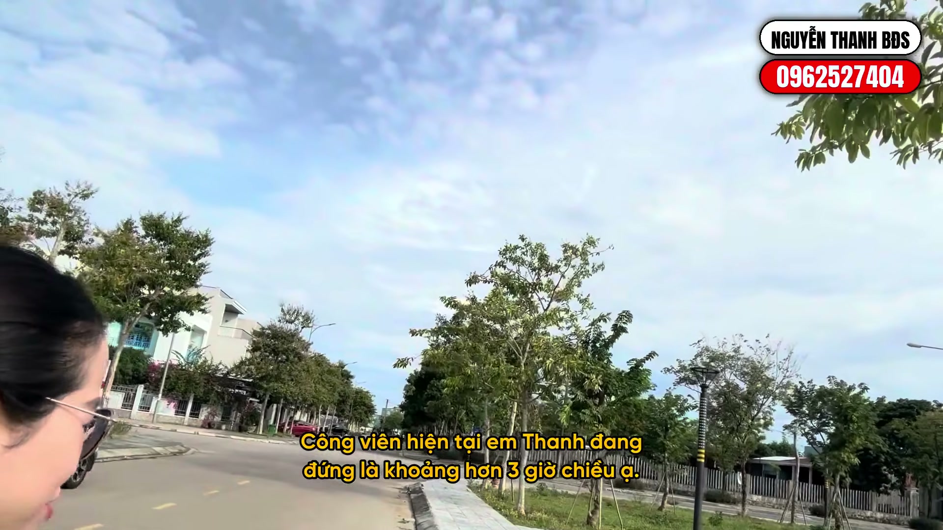 Công viên trong khu ADB Tam Kỳ nhìn từ đường Trần Thái Tông, lối đi lát gạch và cây xanh, phía xa là nhà dân