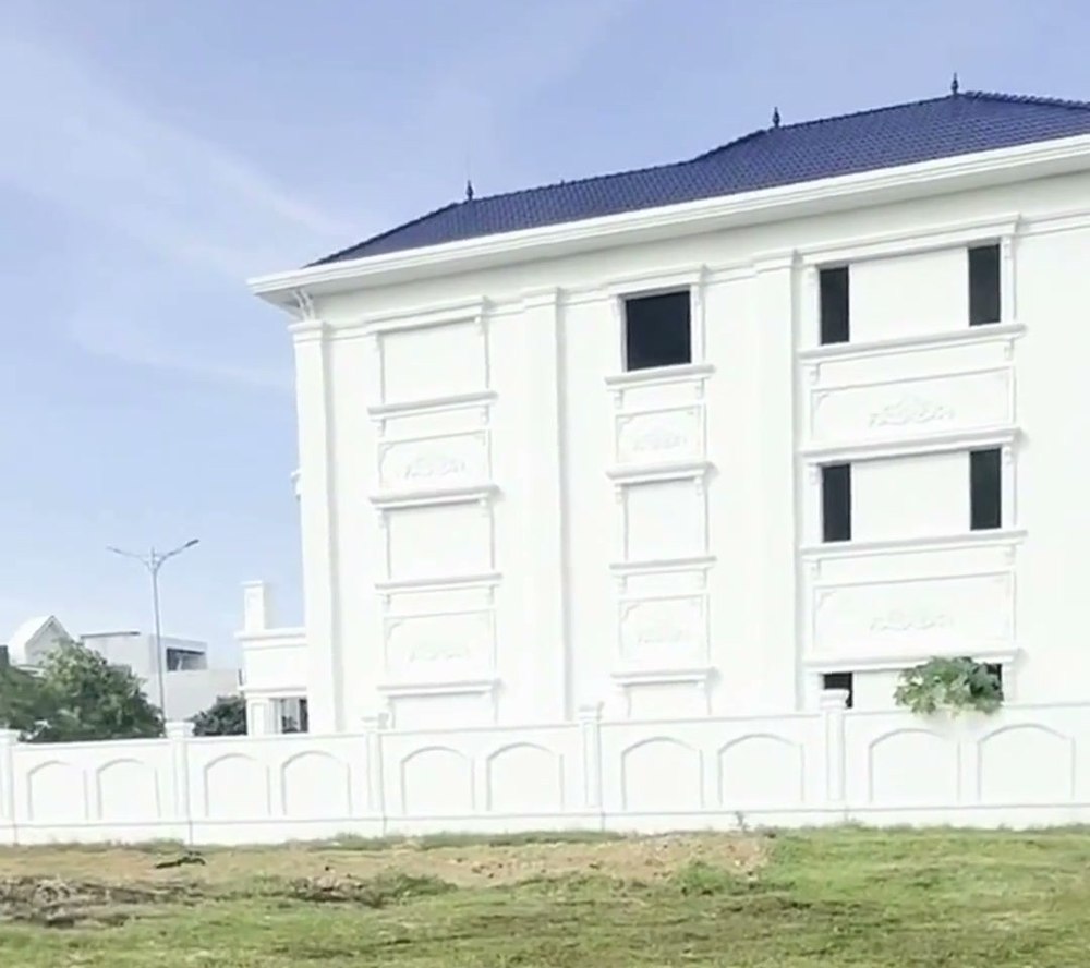 Dãy biệt thự An An Hoà ba tầng màu trắng nằm ngay sau lưng lô đất trong khu ADB Tam Kỳ