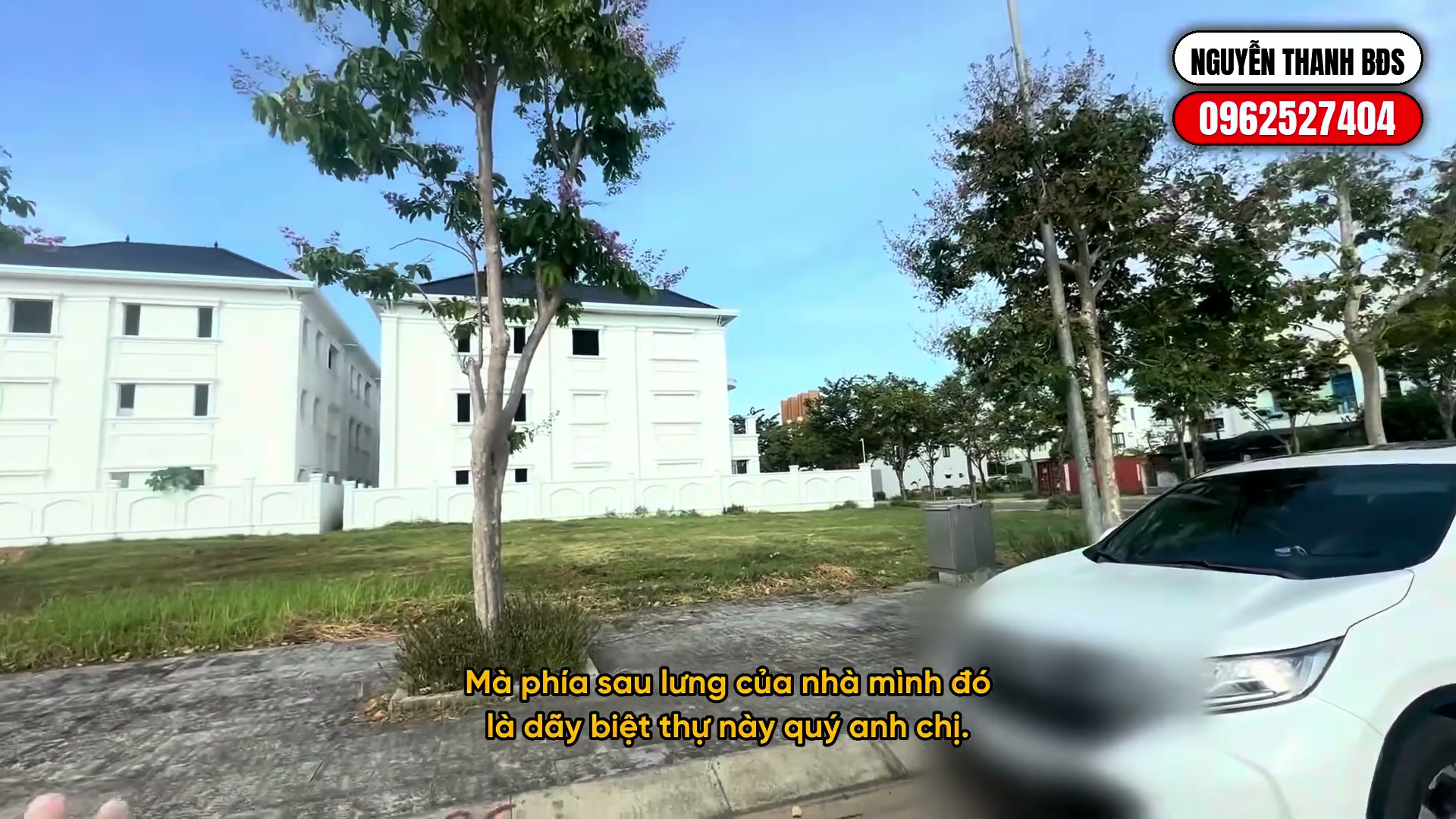 Dãy biệt thự An An Hoà trong khu ADB Tam Kỳ nhìn từ trên cao, các căn nhà trắng ba tầng nằm liền dãy