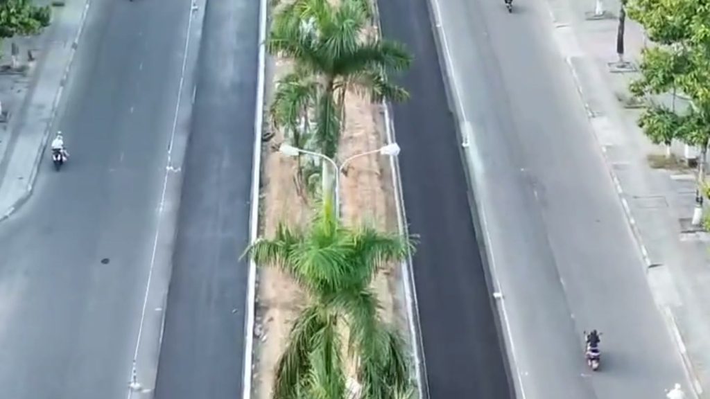 Đường Hùng Vương Tam Kỳ nhìn từ flycam, dải phân cách trồng cọ ở giữa và phần mặt đường vừa láng nhựa hai bên