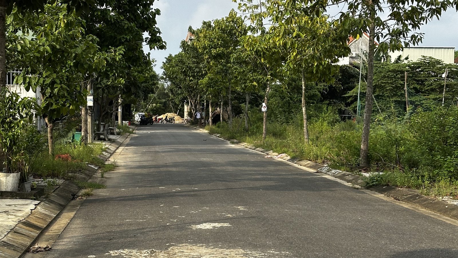 Đường Lê Văn Đức trong khu dân cư Trường Xuân Tam Kỳ, đường nhựa phẳng, vỉa hè và hàng cây xanh hai bên