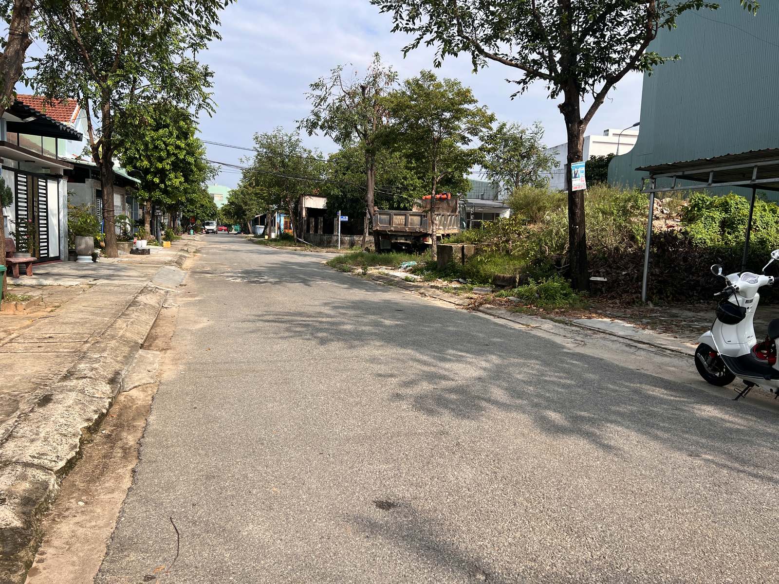 Đường Nguyễn Thuật khu dân cư An Sơn Tam Kỳ, nhà dân hai bên đã xây kín, cây xanh dọc đường