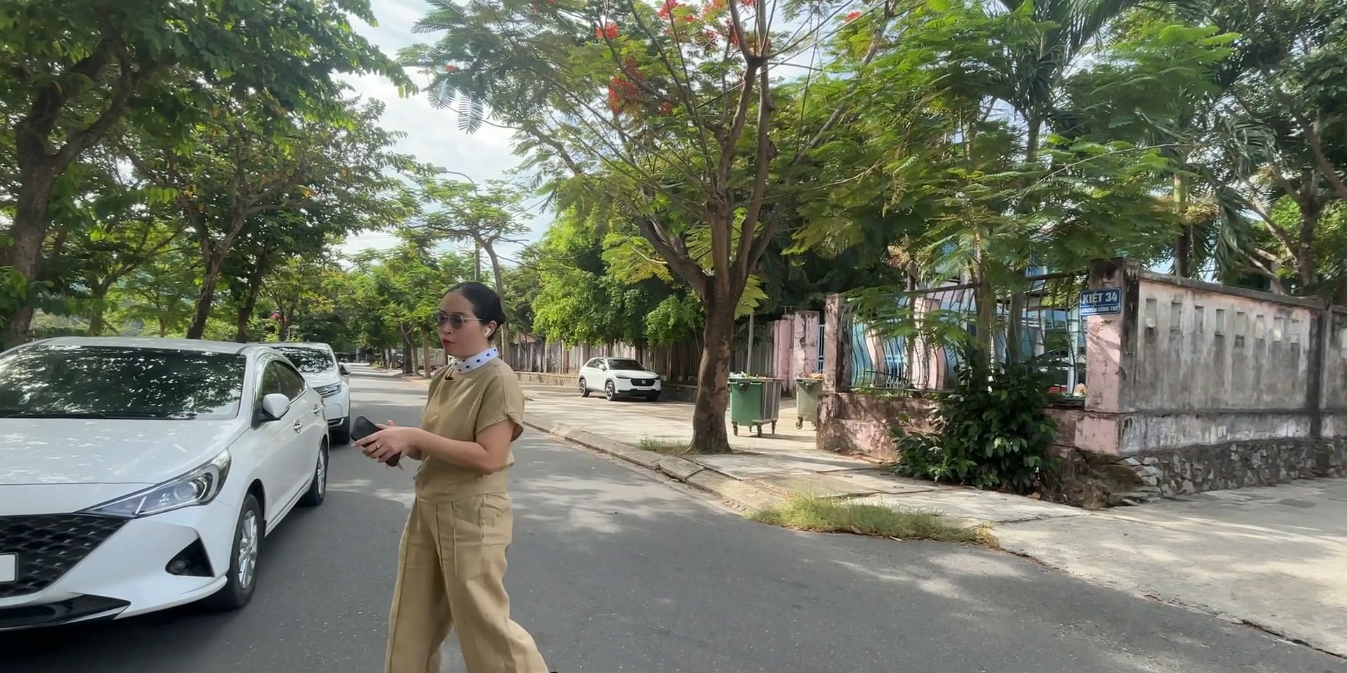 Nguyễn Thanh đứng trên đường trước lô đất Nguyễn Công Trứ, hai bên là nhà dân đã ở đông đúc