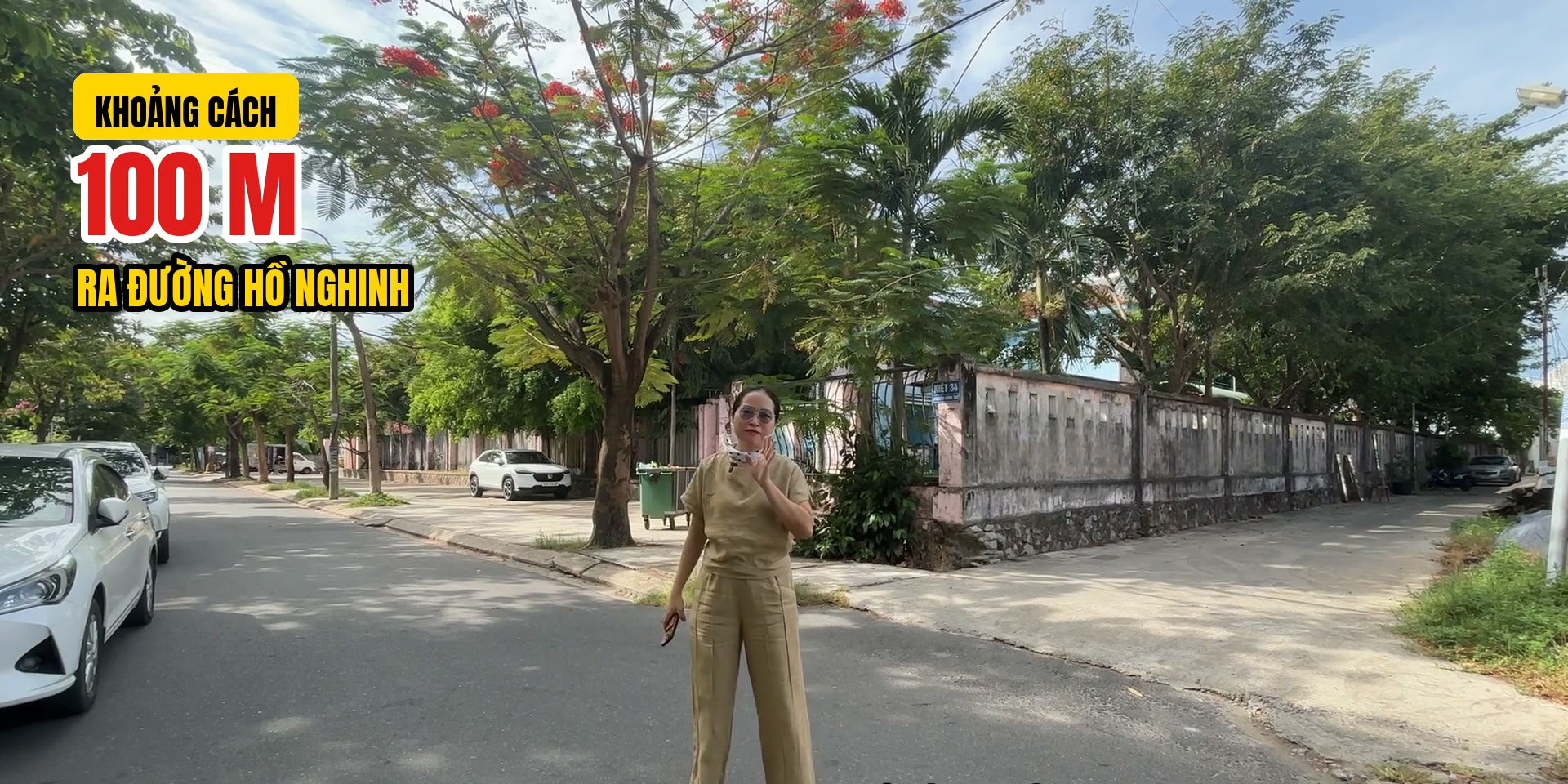 Đường rộng có hàng cây trước lô góc, hai ô tô tránh nhau
