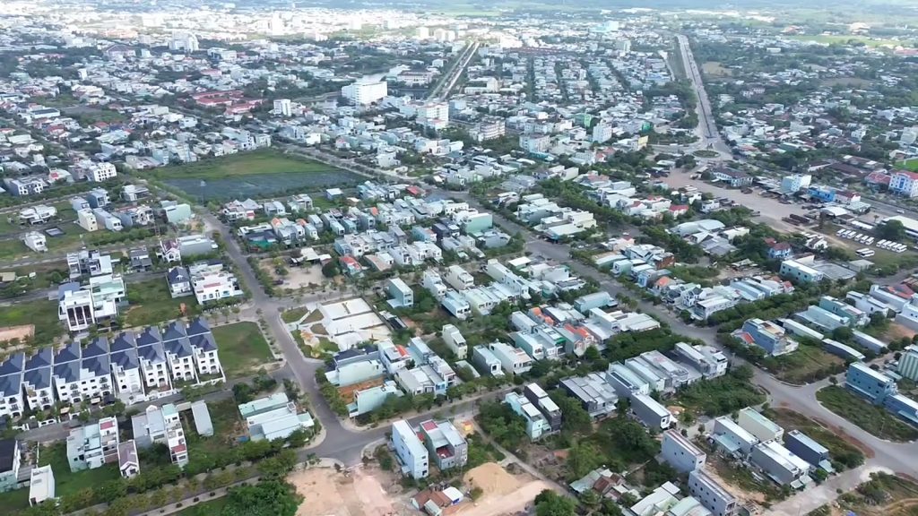 Khu dân cư và khu đất đang phát triển phía tây bắc Tam Kỳ nhìn từ flycam, có sông và đường lớn chạy ven