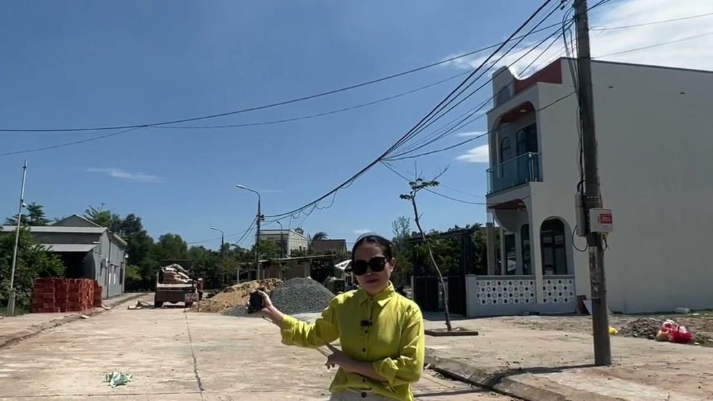 Đường Thanh Hoá trong khu dân cư 270 Tam Phú, đường bê tông rộng, bên phải là nhà hai tầng đã xây xong