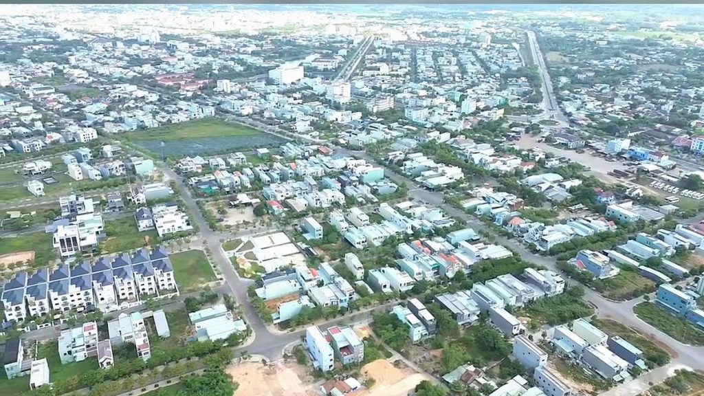 Khu dân cư quanh khu đô thị Tây Bắc Tam Kỳ nhìn từ trên cao, nhà đã xây kín xen đường nội khu và cây xanh