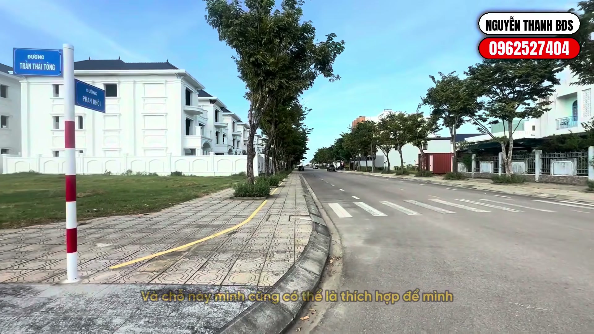Khuôn viên công viên khu ADB Tam Kỳ với thảm cỏ và hàng cây, phía sau là đường nội khu và nhà dân