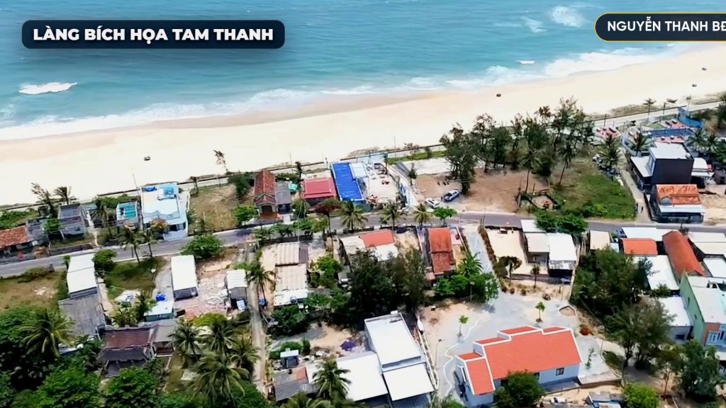 Làng bích hoạ Tam Thanh nhìn từ trên cao, nhà dân sát bãi biển, bãi gần Tam Kỳ nhất trong ba bãi Tam Thanh, Tam Tiến, Tam Hải