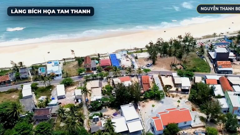 Làng bích hoạ Tam Thanh nhìn từ trên cao, nhà dân sát bãi biển, bãi gần Tam Kỳ nhất trong ba bãi Tam Thanh, Tam Tiến, Tam Hải