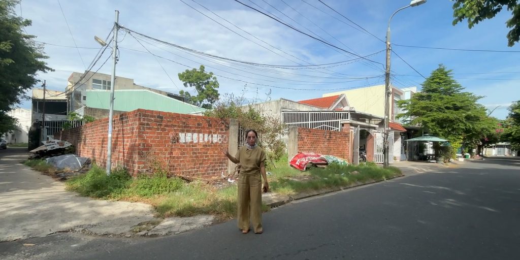 Nguyễn Thanh đứng trước lô đất ngang 12 m nói về phương án chừa sân đậu ô tô