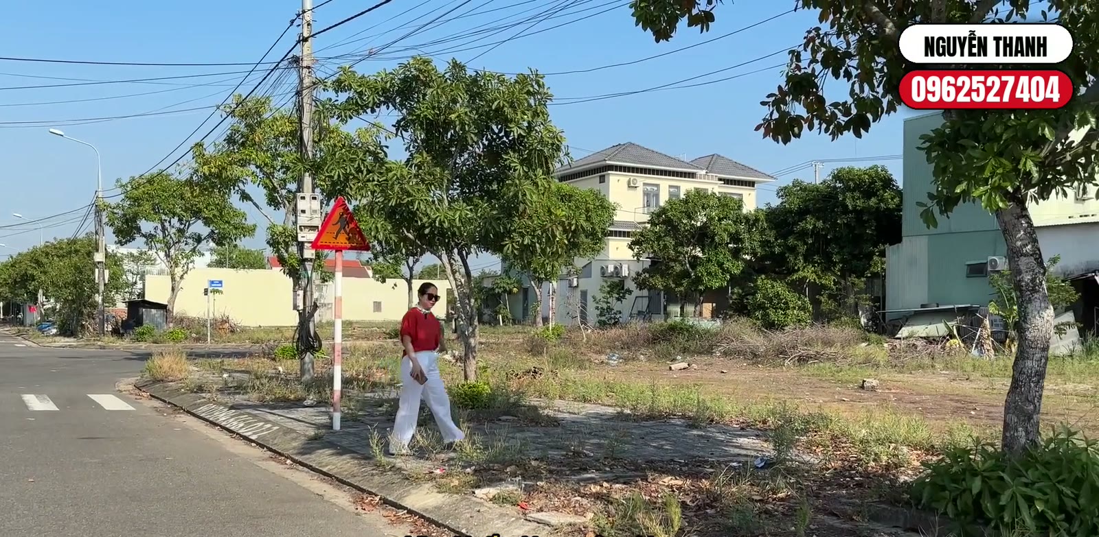Nguyễn Thanh đứng trước lô đất trống 154 m2 trên trục Đặng Huy Trứ, xung quanh đã có nhà dân xây