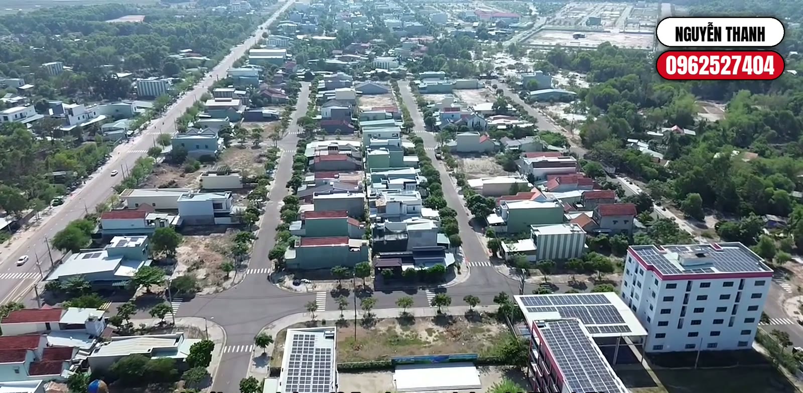 Trục đường 19,5 m trong khu dân cư An Hà Quảng Phú nhìn từ trên cao, nhà dân hai bên và lô góc trống ở ngã ba