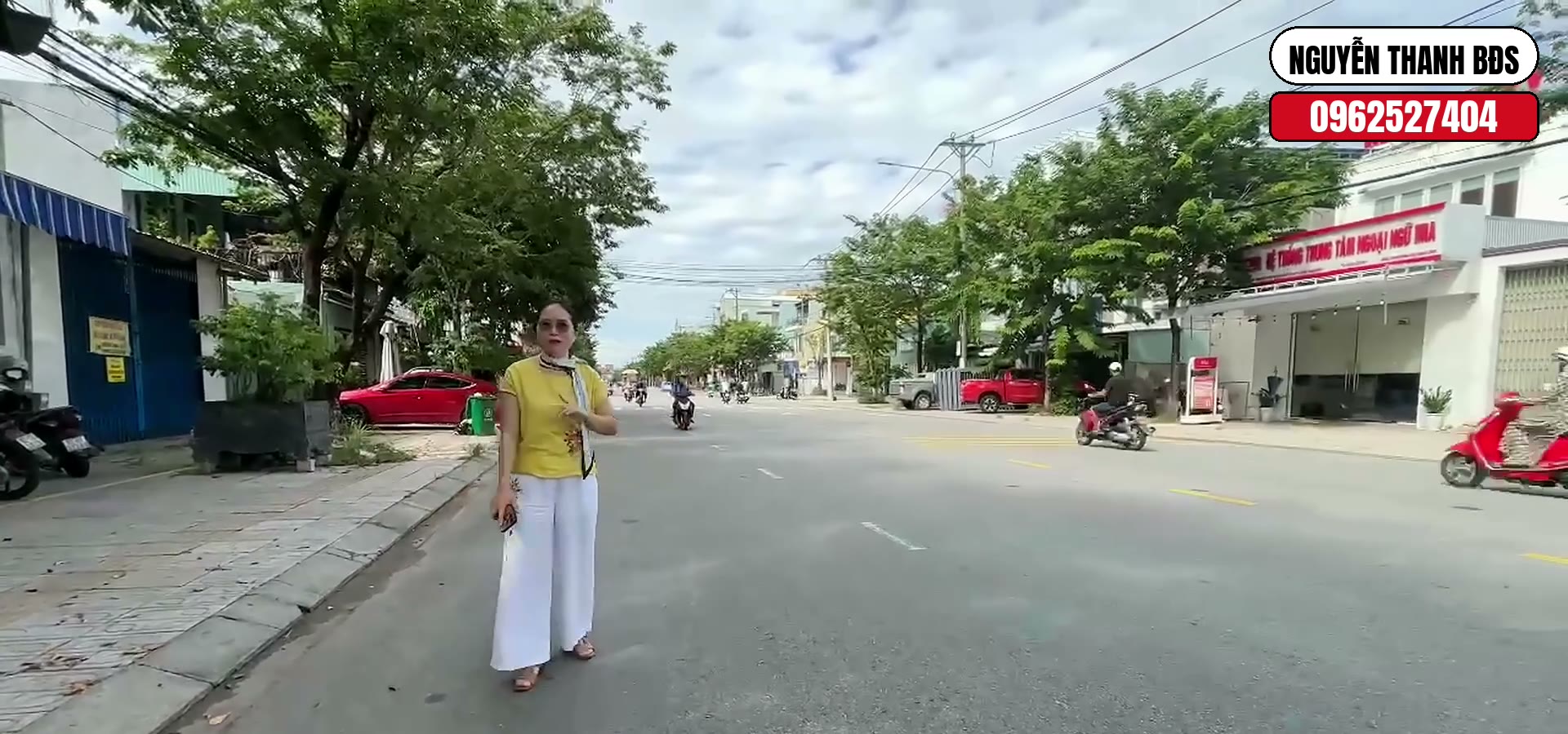Dãy cửa hàng và showroom đã mở hai bên đường Nguyễn Văn Trỗi Tam Kỳ, bảng hiệu và xe máy đậu trước cửa