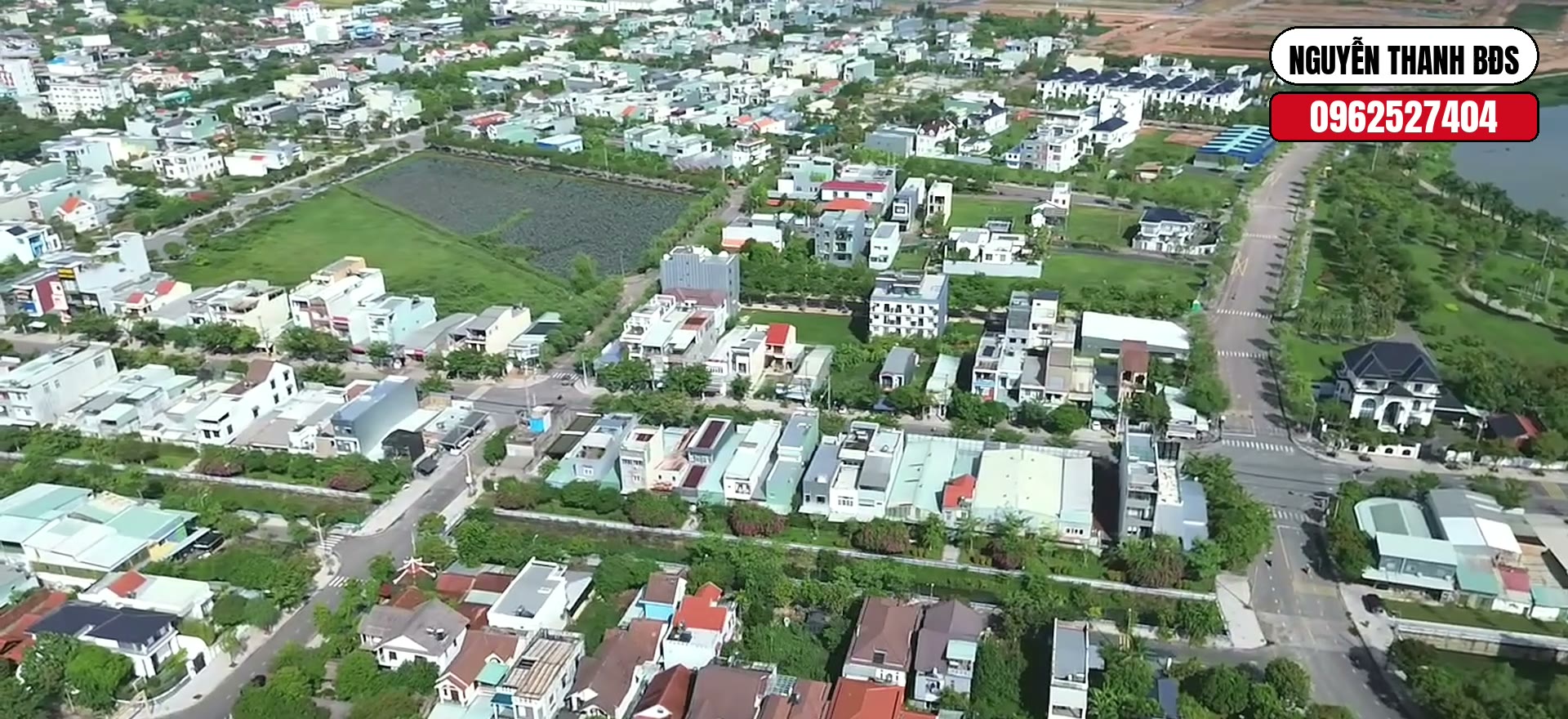 Khu dân cư hai bên đường Nguyễn Văn Trỗi Tam Kỳ nhìn từ trên cao ở tầm thấp, nhà dân đã xây kín dọc các tuyến đường