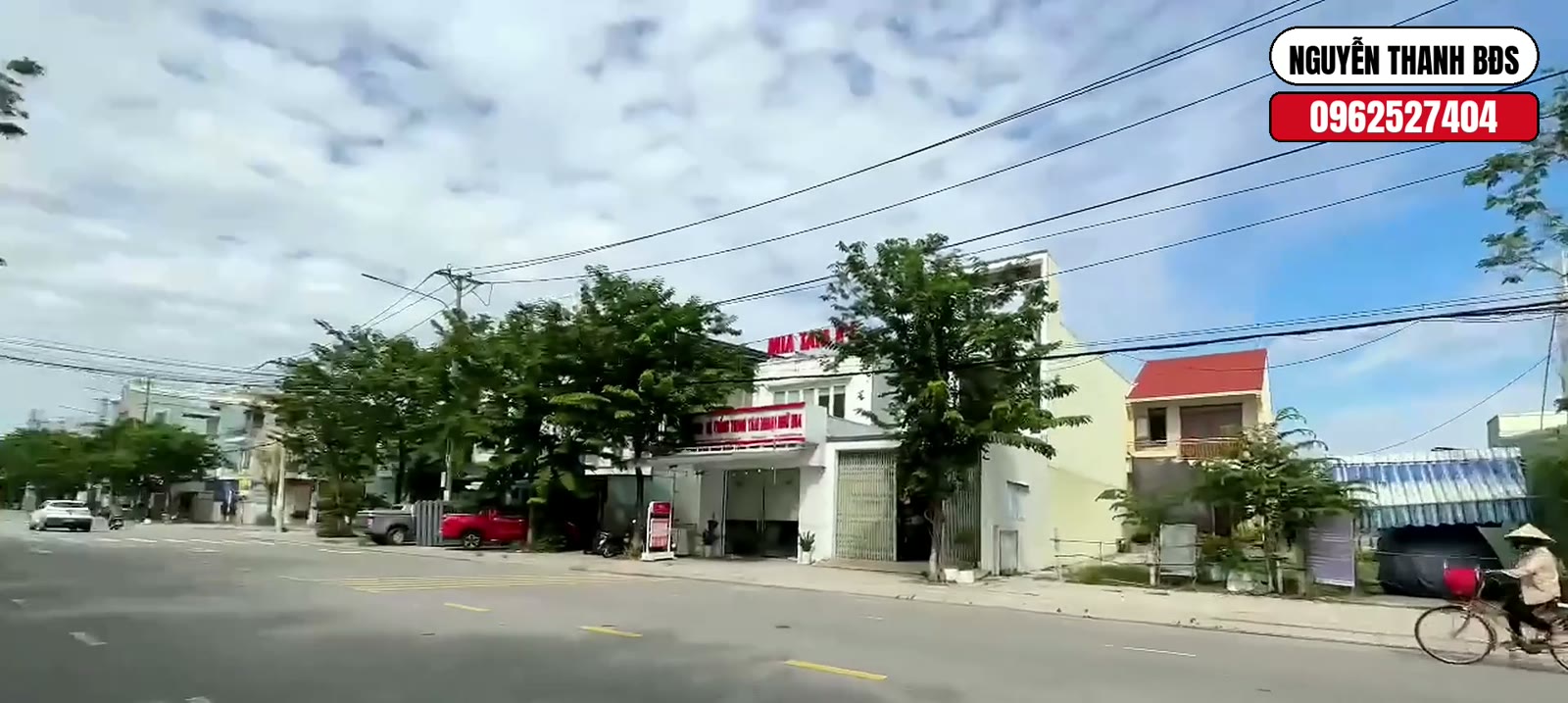 Mặt tiền đường Nguyễn Văn Trỗi Tam Kỳ, nhà dân và cửa hàng hai bên đường đã xây kín, lòng đường rộng