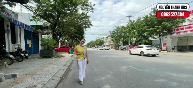 Ô tô con đậu sát lề trước dãy nhà mặt tiền đường Nguyễn Văn Trỗi Tam Kỳ, lòng đường rộng và thoáng
