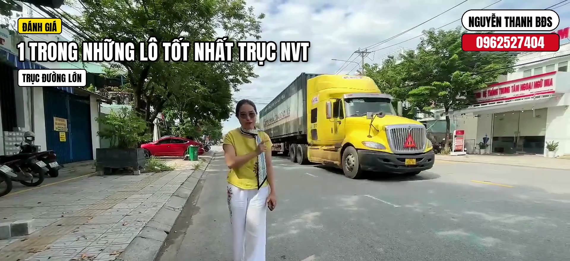 Xe đầu kéo container chạy qua trên đường Nguyễn Văn Trỗi Tam Kỳ, hai bên là nhà dân và cửa hàng