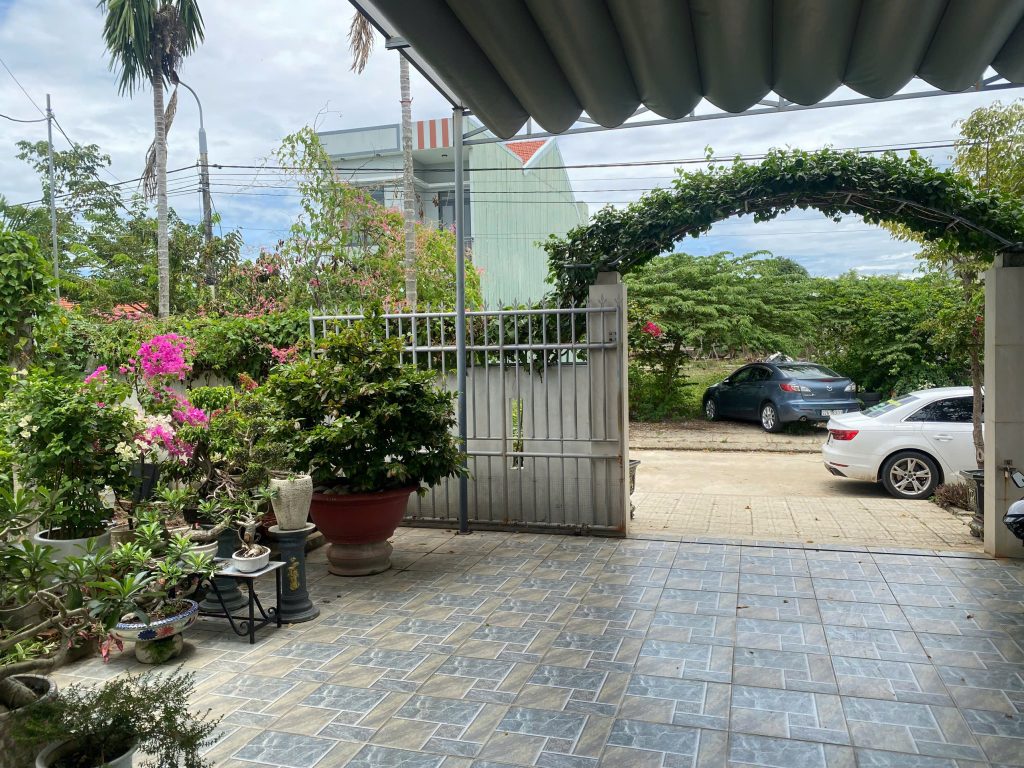 Cổng nhà vườn 200m2 khu dân cư 270 Quảng Phú với giàn hoa giấy