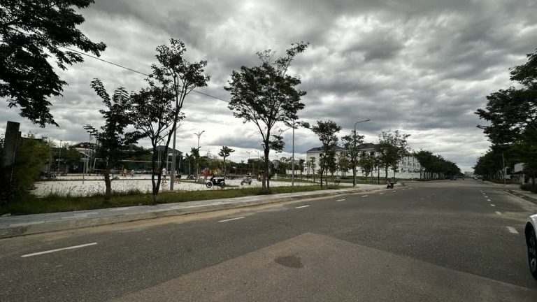 Đường Phan Khôi rộng 20,5m trong khu ADB Tam Kỳ, bên trái là khu công viên có người đang chơi thể thao