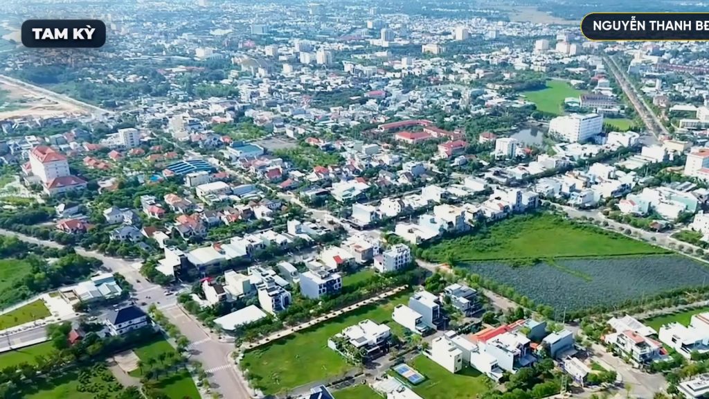 Sống ở Tam Kỳ bây giờ, khu nhà ở nhìn từ trên cao với hàng cây xanh và những trục đường rộng