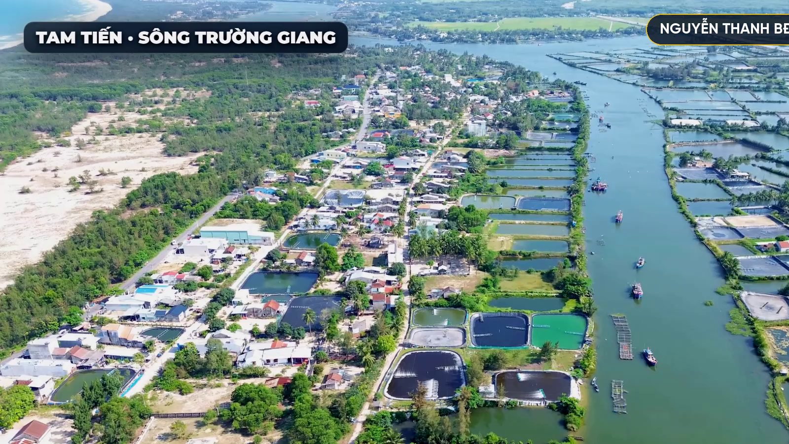 Tam Tiến nhìn từ trên cao, nhà dân nằm dọc sông Trường Giang, bên kia sông là các ao nuôi