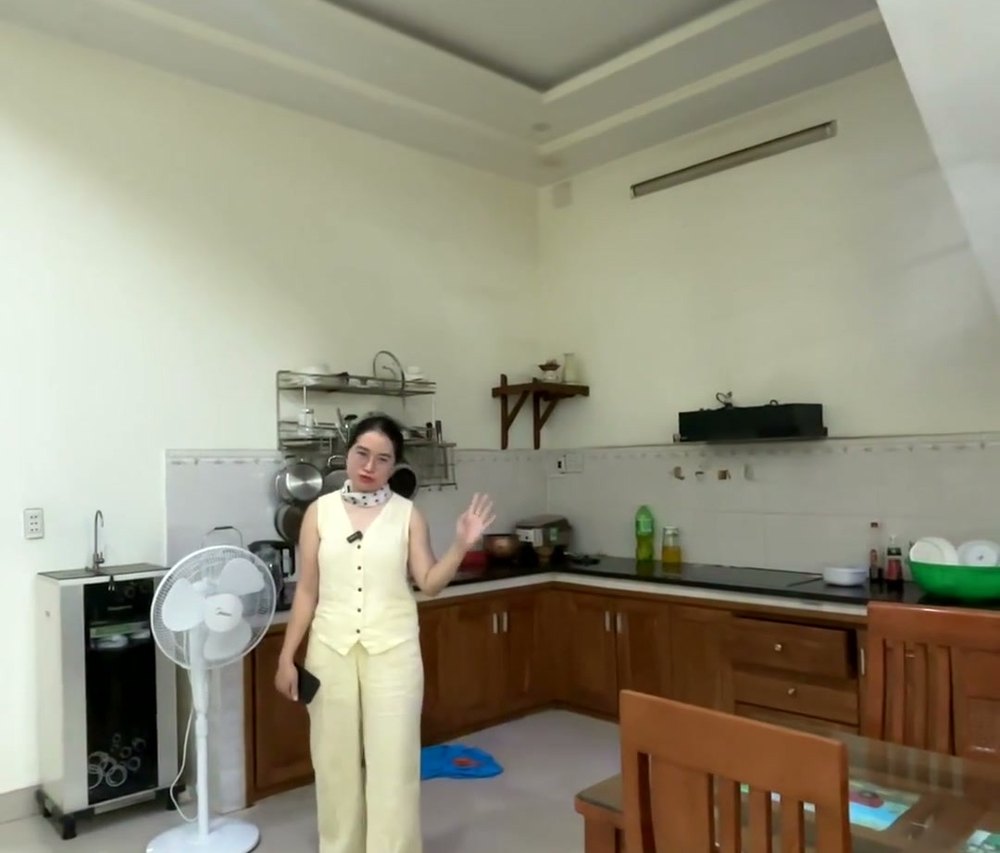 Bếp nhà kiệt Tiểu La đã đóng sẵn tủ bếp, bồn rửa và có chỗ kê bàn ăn