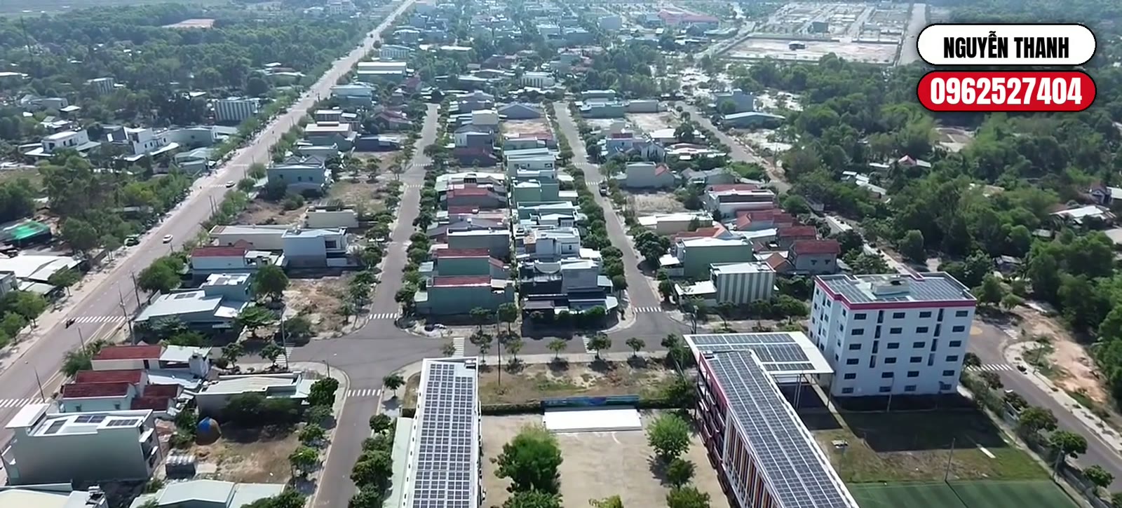 Khu dân cư An Hà Quảng Phú Tam Kỳ nhìn từ trên cao, các dãy nhà dân xây kín hai bên đường nội khu và toà nhà lớn phía trước
