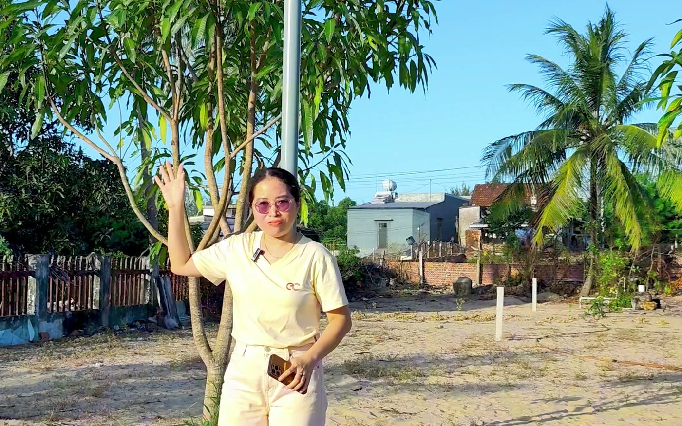 Toàn cảnh lô đất biển Tam Tiến 215 m2 nhìn từ mặt đường, có cọc mốc và hàng rào