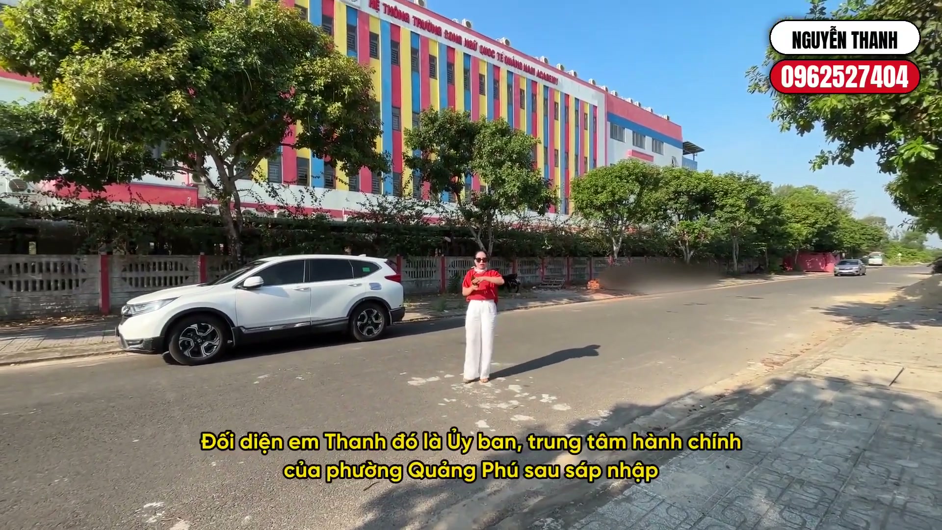 Trục đường lớn từ khu dân cư An Hà Quảng Phú hướng ra cụm khu công nghiệp Tam Thăng, hai bên là nhà xưởng và cây xanh