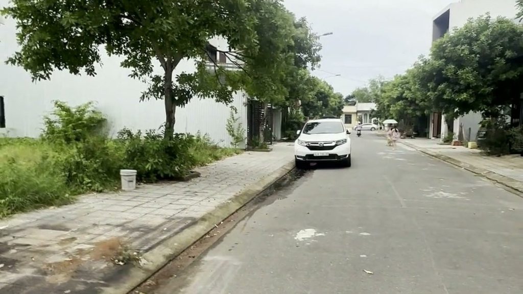 Đường Trần Hoán trong khu dân cư Trường Xuân Tam Kỳ, đường nhựa rộng có ô tô đỗ và cây xanh hai bên