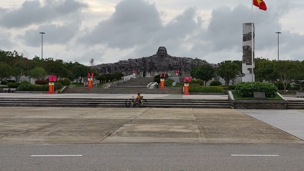 Tượng đài Mẹ Việt Nam Anh hùng trên núi Cấm Tam Kỳ nhìn từ xa