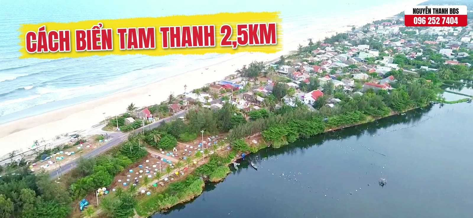 Biển Tam Thanh nhìn từ flycam với bãi cát trắng dài, làng chài ven biển và sông Trường Giang phía sau, trong video ghi cách khu dân cư 270 khoảng 2,5 km