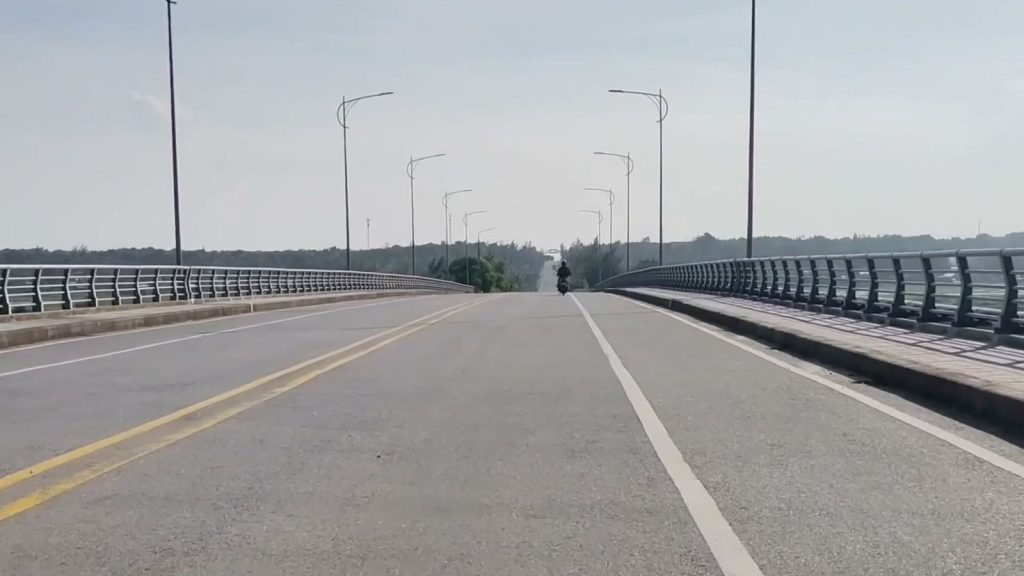 Cây cầu trên đường Điện Biên Phủ hướng ra biển Tam Thanh, mặt đường rộng có vạch vàng ở giữa