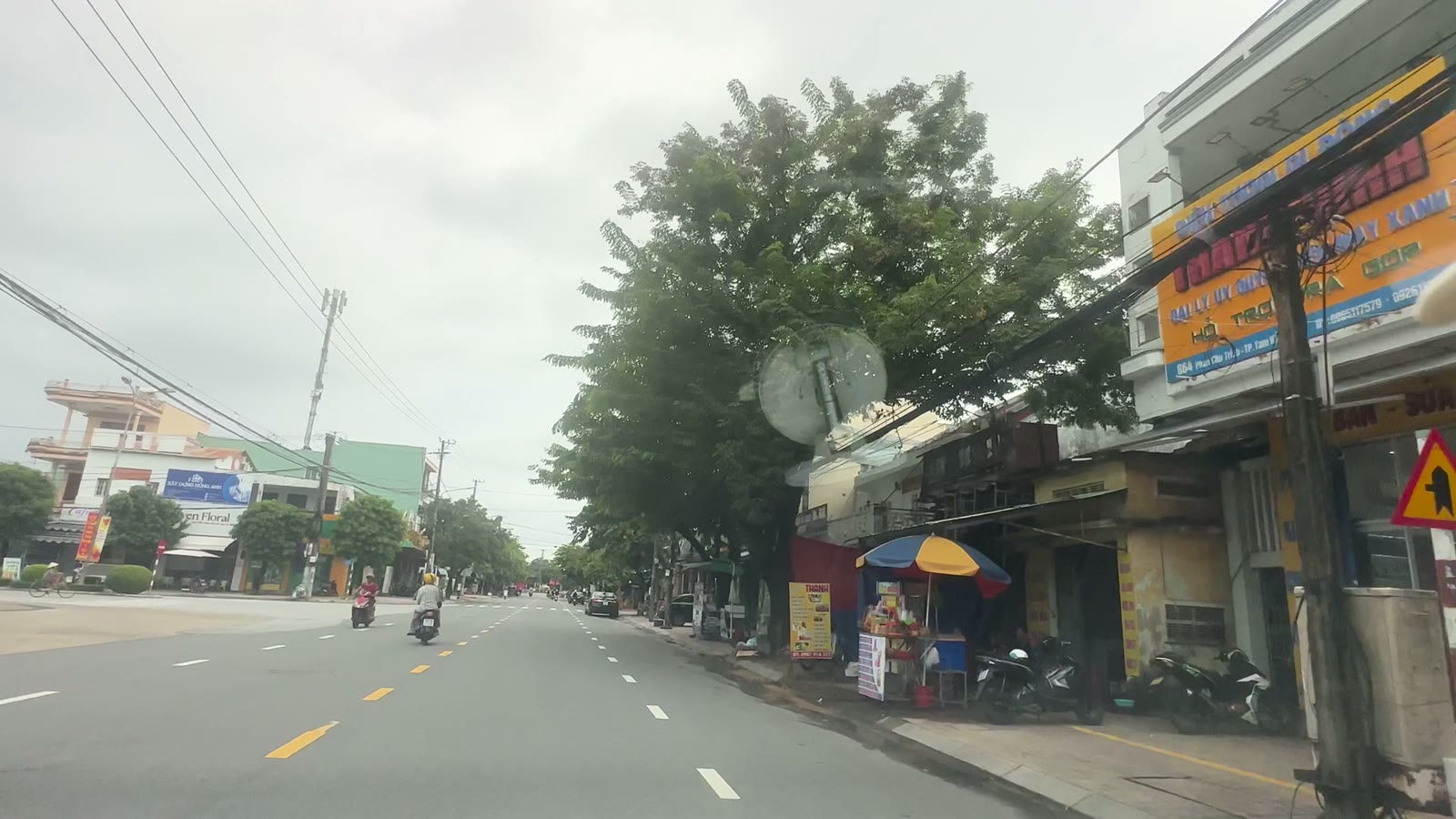 Phố buôn bán gần chợ Hoà Hương Tam Kỳ, cửa hàng hai bên đường, cách lô đất Thái Phiên khoảng 500 m