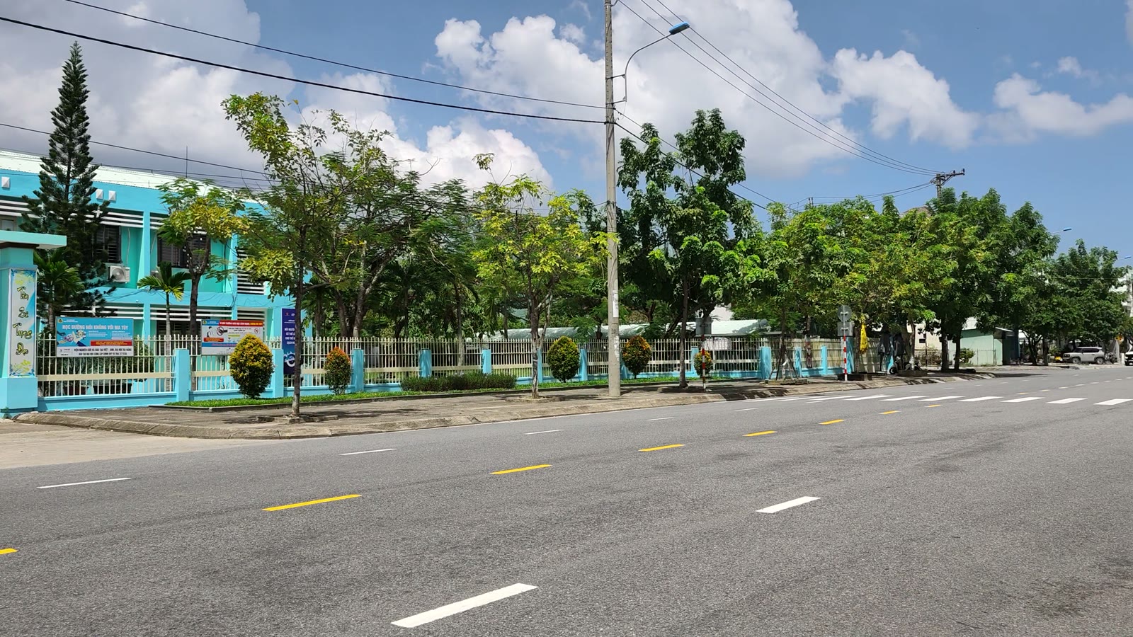 Cổng trường THPT Trần Cao Vân Tam Kỳ gần lô đất Trần Bình Trọng