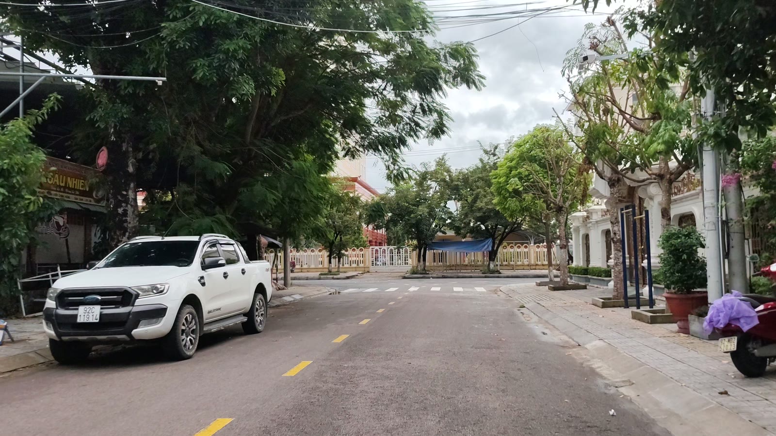 Công viên cây xanh gần quảng trường Tam Kỳ, đường rộng, xe hơi đậu ven lề