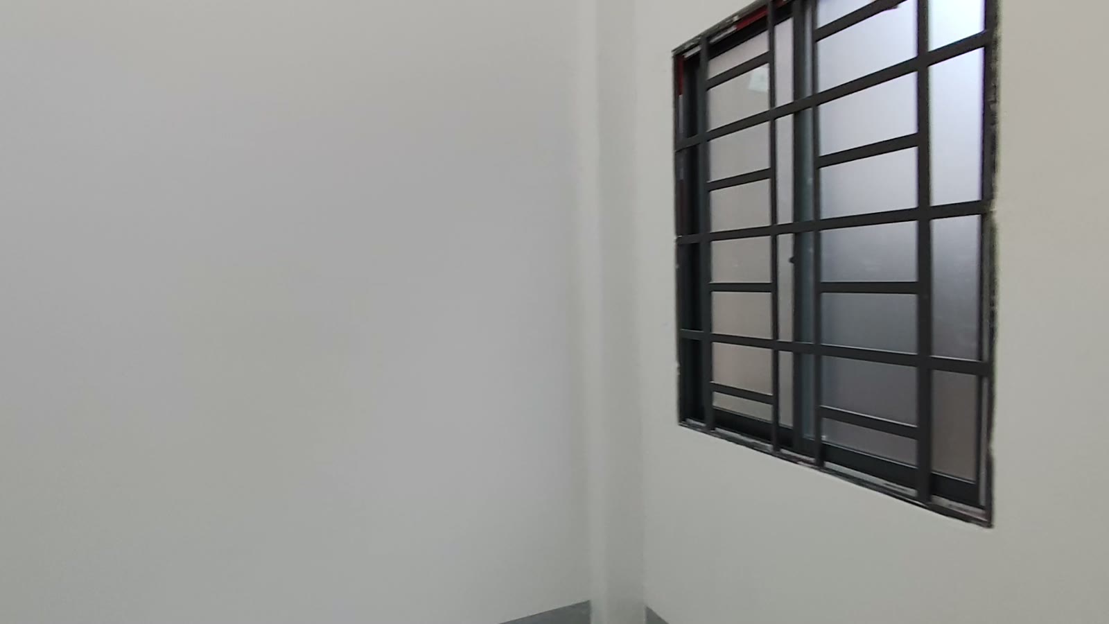Cửa phòng ngủ khung nhôm đen kính mờ mở ra, bên trong có cửa sổ kính mờ, nhà kiệt Trần Cao Vân Tam Kỳ