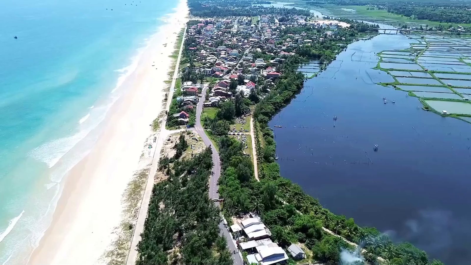 Dải đất hẹp kẹp giữa biển bên trái và sông Trường Giang bên phải nhìn từ trên cao
