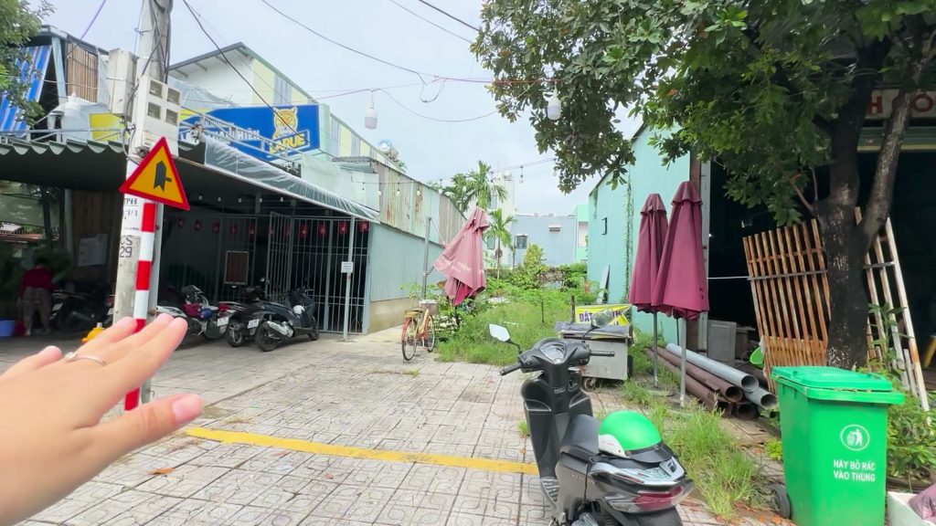 Lô đất 122 m2 mặt tiền đường Thái Phiên Tam Kỳ, chỉ tay vào ranh giới lô