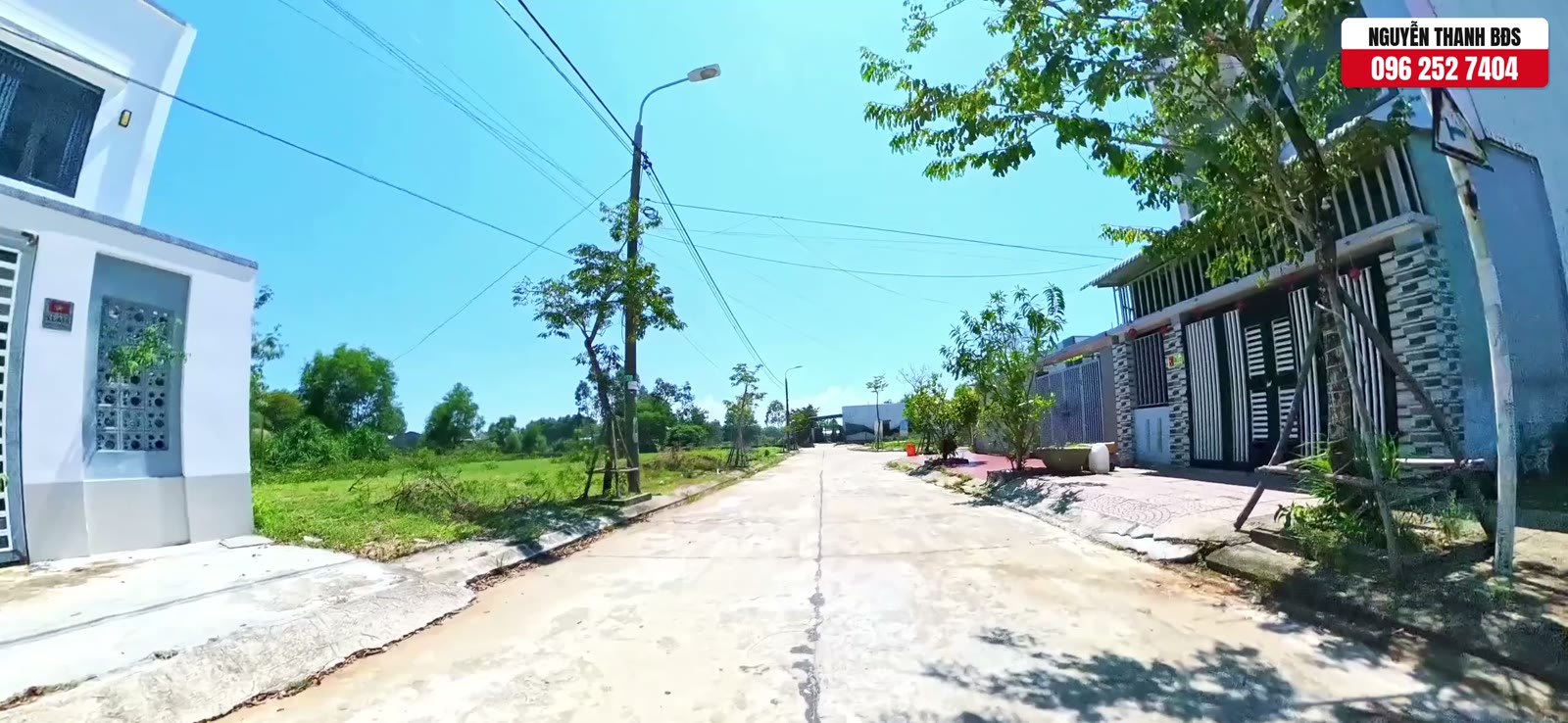Dãy nhà hai bên trục đường chính khu dân cư 270 Quảng Phú, đường bê tông rộng, có cột đèn và cây xanh