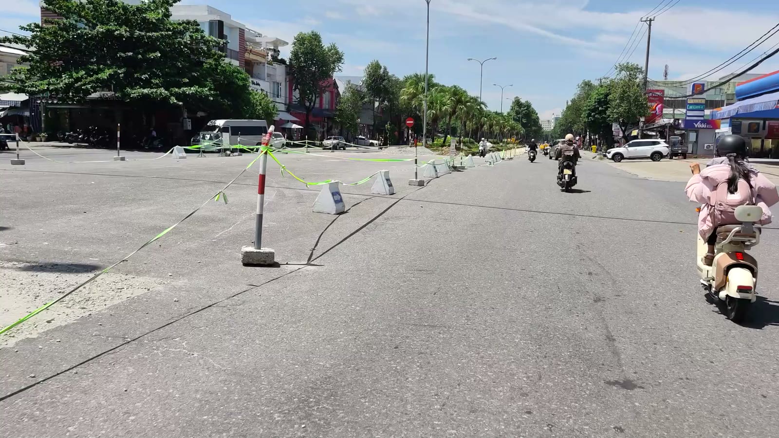 Đoạn đường Hùng Vương Tam Kỳ đang căng dây phản quang và đặt cọc phân làn để thi công, xe máy vẫn đi lại