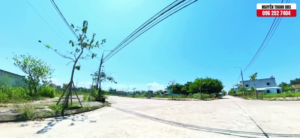 Trục đường chính khu dân cư 270 Quảng Phú rộng và thoáng, lòng đường 7,5 m, vỉa hè 5 m mỗi bên, cây xanh mới trồng