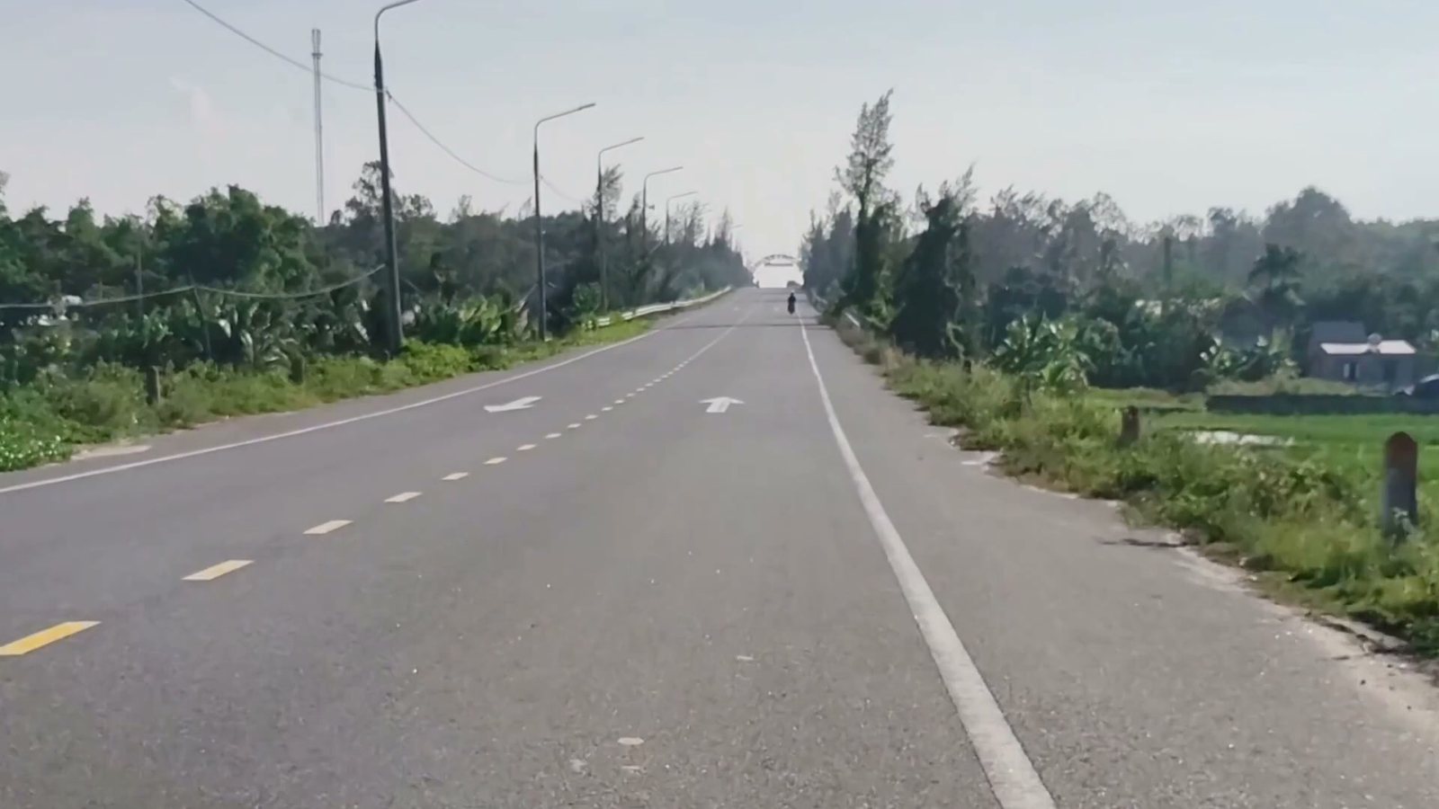 Đường Điện Biên Phủ ra biển Tam Thanh hai làn rộng, hai bên là hàng cây và đồng ruộng