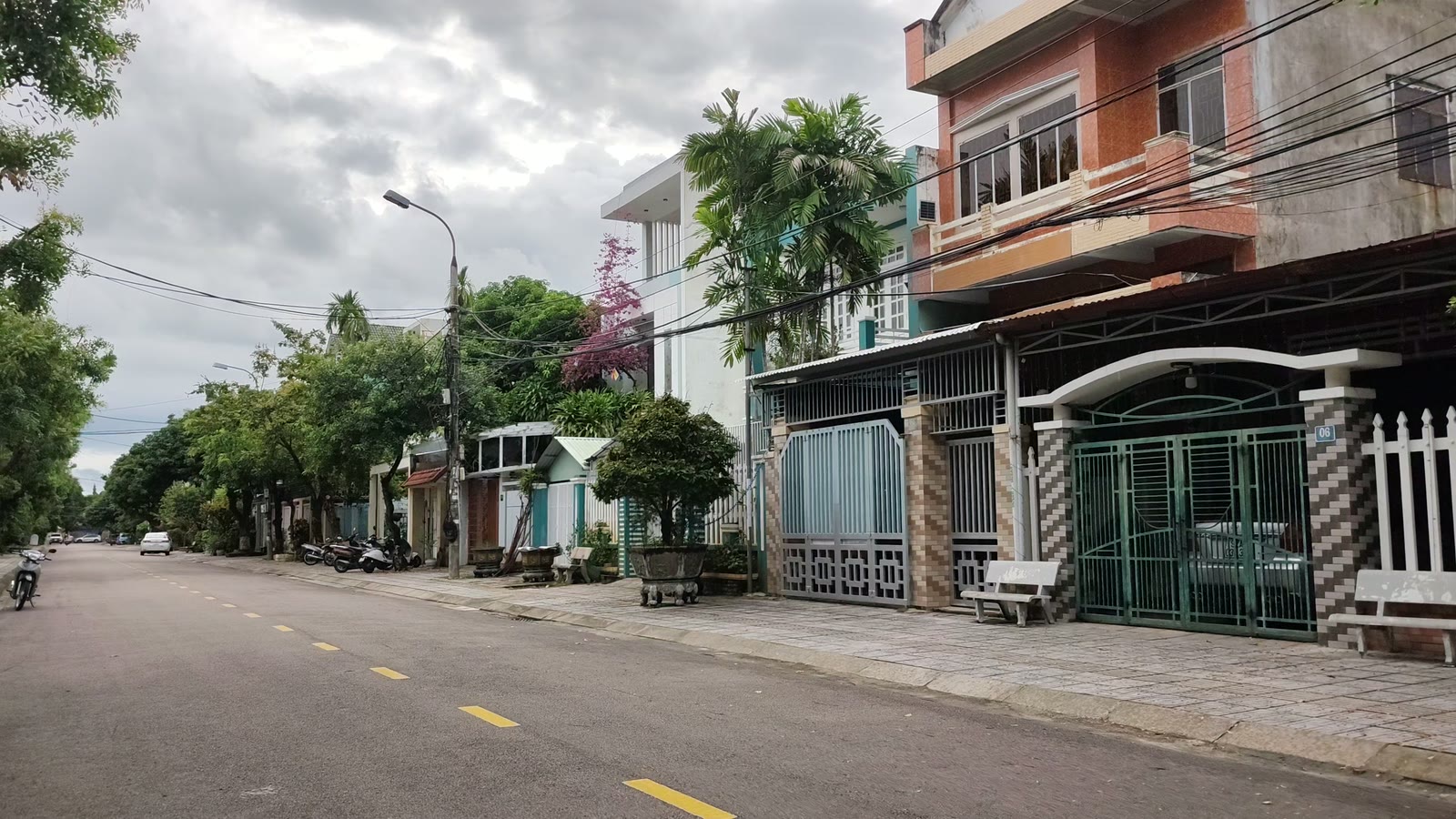 Đường Đỗ Đăng Tuyển Tam Kỳ, nhà phố hai bên, vỉa hè rộng có cây xanh, lòng đường thảm nhựa