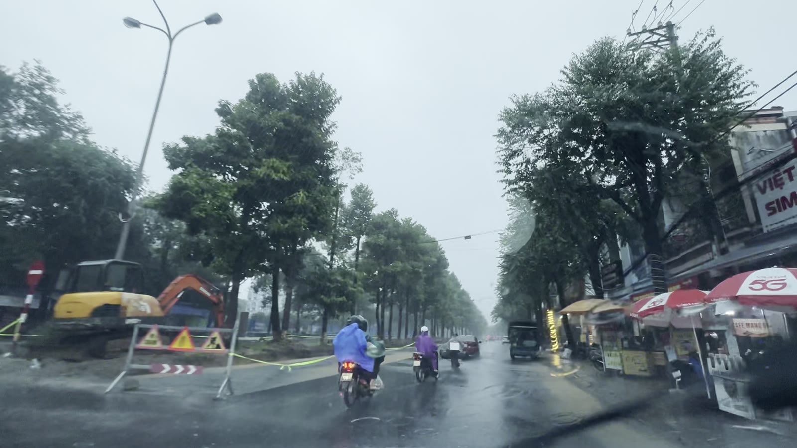 Đường đôi Hùng Vương Tam Kỳ đang làm lại hạ tầng, mặt đường rộng và không đọng nước trong mưa