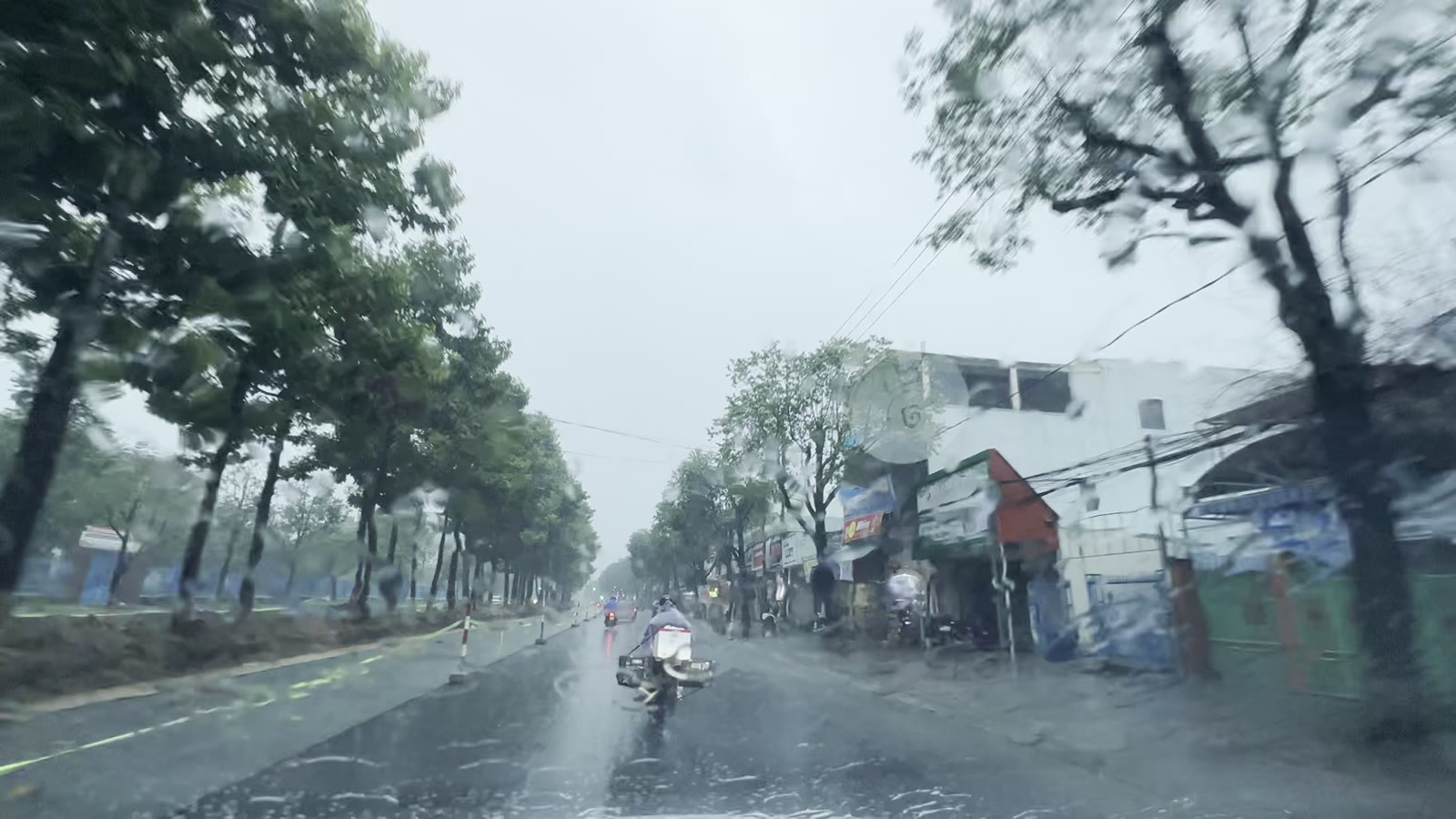 Đường Hùng Vương Tam Kỳ sáng mưa lớn 8/10/2026, mặt đường không đọng nước