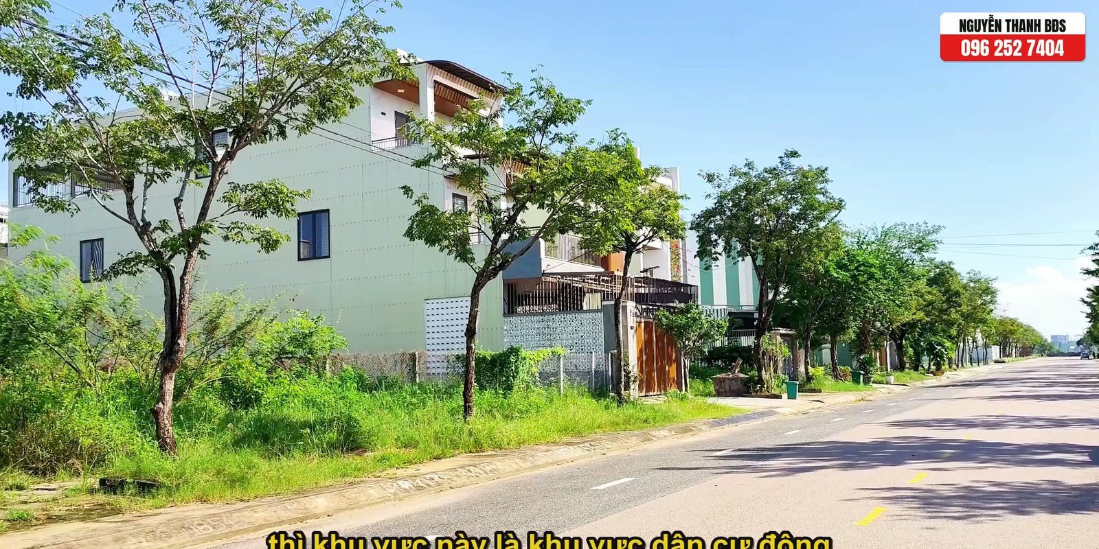 Đường Phan Khôi trước lô đất, mặt đường nhựa rộng, vỉa hè có cây xanh, nhà dân đã xây